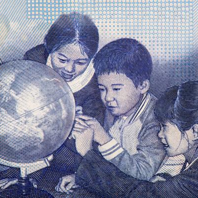 近期新台幣強勢升值，一度突破30元兌1美元，引發市場熱議「台幣是否可能升到13.3」。針對這項源自「海湖莊園協議」的極端預測，央行總裁楊金龍已二度召開記者會澄清。面對匯率變局，投資該如何因應？